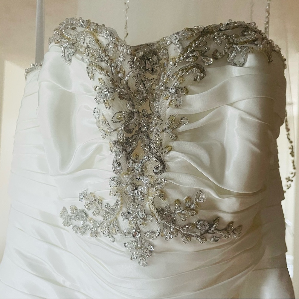 Chic Strapless Ivory Wedding Gown - Fit & Flare - Picture 6 of 12